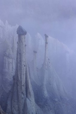 Platten Dünya Piramitleri (Erdpyramiden - Piramidi di di Plata) Percha ve Bruneck yakınlarında, Güney Tyrol, İtalya