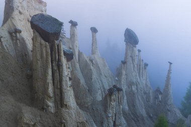 Platten Dünya Piramitleri (Erdpyramiden - Piramidi di di Plata) Percha ve Bruneck yakınlarında, Güney Tyrol, İtalya