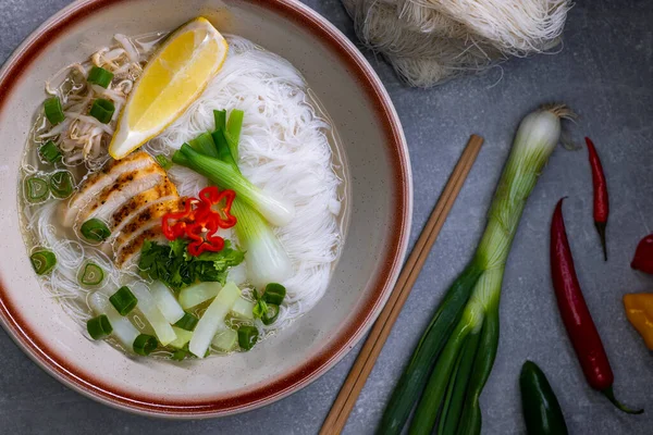 Sup Pho Dengan Daging Ayam Dan Sayuran — Stok Foto