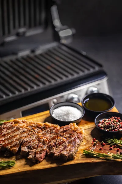 Ribeye Steak Houten Plank Met Specerijen Elektrische Grill — Stockfoto