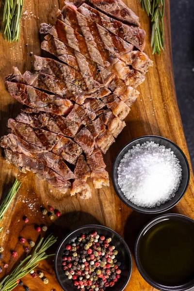 Ribeye Steak Houten Plank Met Specerijen Elektrische Grill — Stockfoto