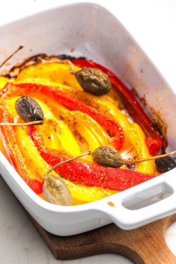 kırmızı ve sarı biberli kapari.