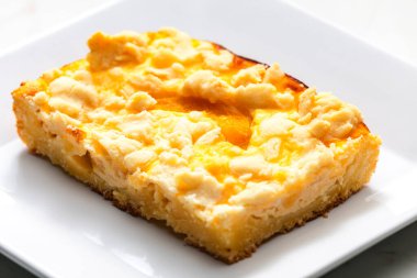 Beyaz tabakta kayısılı kek.