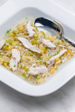 Tavuk etli çorba, arpa ve bezelye.