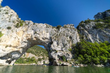 Pont d 'Arc, Ardeche nehri üzerindeki taş kemer, Auvergne-Rhone-Alpes, Fransa
