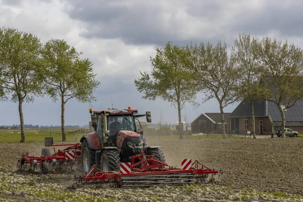 Traktor Vårarbete Fältet — Stockfoto