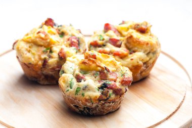 Peynirli ve pastırmalı tuzlu kekler.