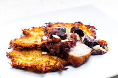 Krep ile servis edilen bademli tatlı soslu et.