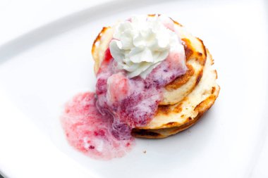 Meyve soslu krep ve krema.