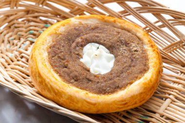 Ceviz ve süzme peynirli geleneksel Çek turtası