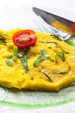 Taze soğan ve domatesli yumurta omleti.