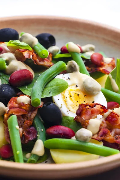 蔬菜和红豆沙拉 配以黑橄榄 煮熟的鸡蛋和熏肉 — 图库照片