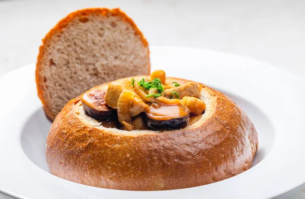 Στιφάδο Χοιρινό Κρέας Ρεβίθια Και Sausge Καρβέλι Ψωμί — Φωτογραφία Αρχείου