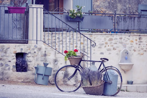 法国普罗旺斯仍有骑自行车的生活 — 图库照片