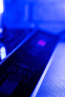 Koyu arkaplandaki sembolle düğmeyi kapat