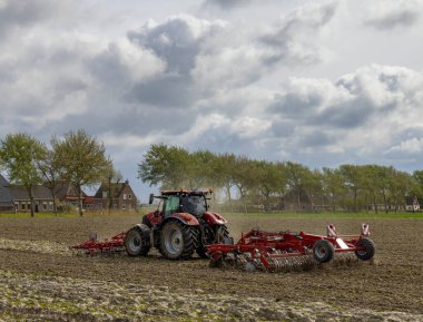 Sahadaki bahar çalışması sırasında traktör.
