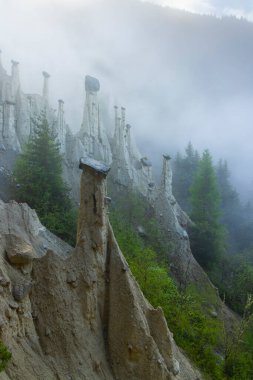Platten Dünya Piramitleri (Erdpyramiden - Piramidi di di Plata) Percha ve Bruneck yakınlarında, Güney Tyrol, İtalya
