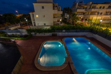 Gece aydınlık yüzme havuzları