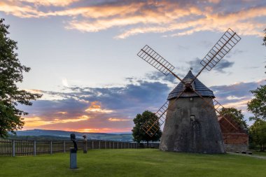 Yel değirmeni Kuzelov gün batımında, Güney Moravya Çek Cumhuriyeti