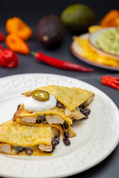 鶏肉と豆のケサディラとナチョスのグアカモーレ — ストック写真