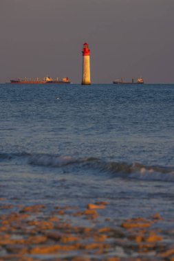 Ile de Re yakınlarındaki Phare de Chauvea gemileriyle La Rochelle, Pays de la Loire, Fransa