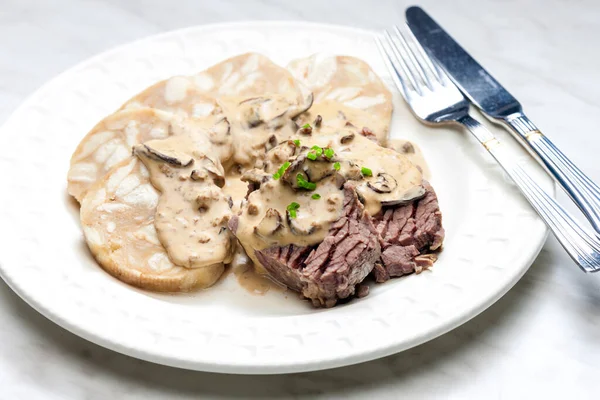 牛肉肉配蘑菇酱和饺子 — 图库照片