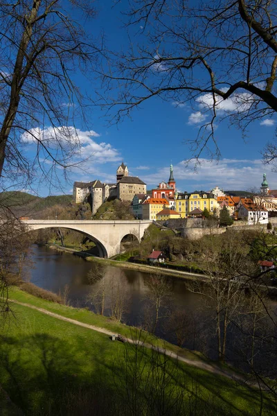 捷克共和国西波西米亚的Loket城堡和老城 — 图库照片