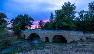 Larressingle yakınlarındaki Romen Artigue ve Osse nehri köprüsü Santiago de Compostela, UNESCO Dünya Mirası Bölgesi, ayrılış Gers, Fransa