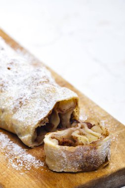 Tahtada elmalı turta.