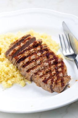 Kuskus ile servis edilen biftek.