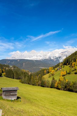 Avusturya 'da Dachstein Massif' in sonbahar manzarası