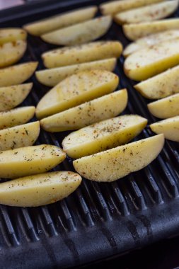 Baharatlı patatesli ızgara.