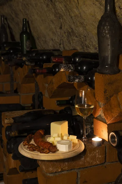 Традиционная Еда Винном Погребе Архивным Вином Регион Зноймо Южная Моравия — стоковое фото