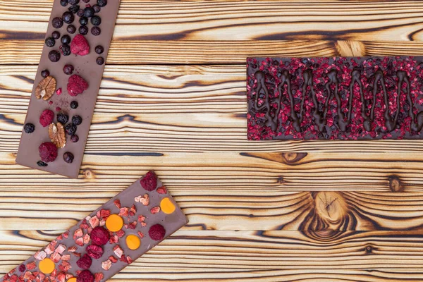 Διαφορετικά Είδη Σοκολάτας Αποξηραμένα Φρούτα Μια Ξύλινη Σανίδα — Φωτογραφία Αρχείου