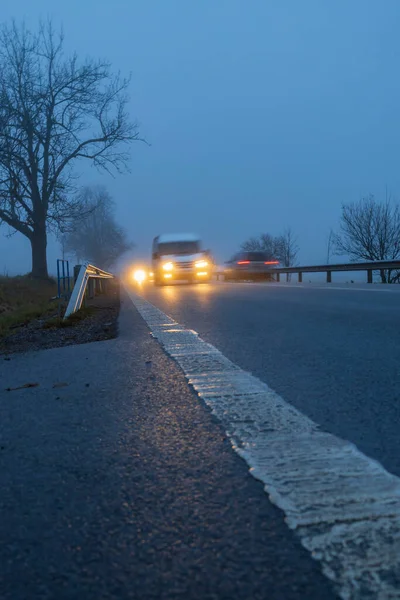 主要道路の夕暮れ時の軽自動車 — ストック写真
