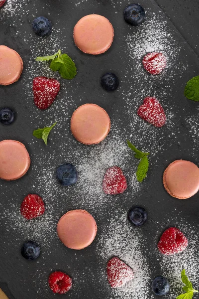 Macarons Van Verschillende Kleuren Een Zwarte Achtergrond — Stockfoto