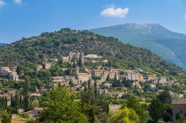 Kale harabeleri, Provence, Fransa 'daki tipik Montbrun-les-Bains köyü