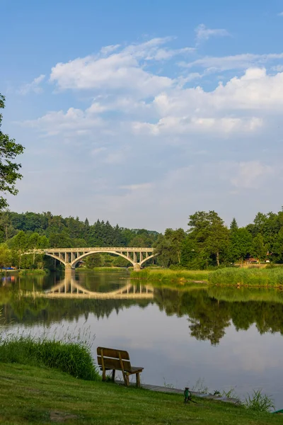 チェコ共和国中ボヘミアのズヴィコヴツにあるベルヌカ川 — ストック写真