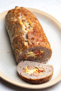 Yumurta ve sosis dolu ev yapımı rulo köfte.