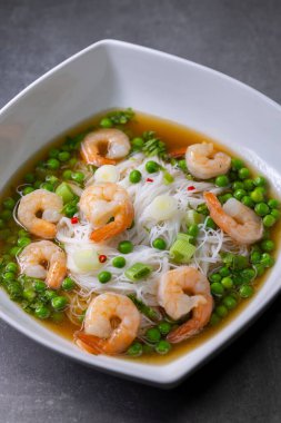 karidesli çorba, sebze ve pirinç nooodles