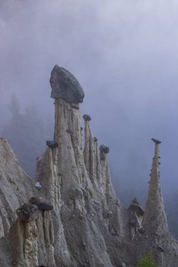 Platten Dünya Piramitleri (Erdpyramiden - Piramidi di di Plata) Percha ve Bruneck yakınlarında, Güney Tyrol, İtalya
