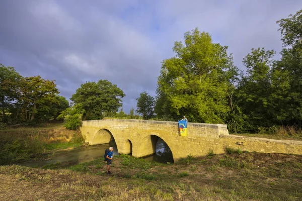 Románský Most Artigue Řeka Osse Poblíž Larressingle Trase Santiaga Compostela — Stock fotografie