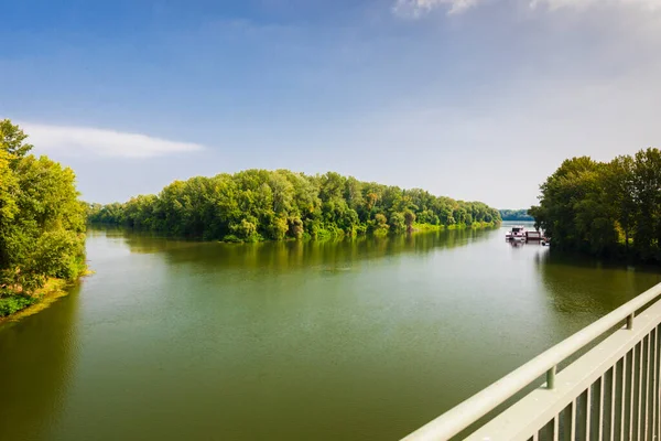 チェコのメルニク近郊のヴルタヴァ川とラベ川の合流点 — ストック写真