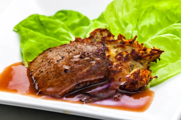 Hovězí Steak Omáčkou Podávaný Bramborovými Palačinkami — Stock fotografie