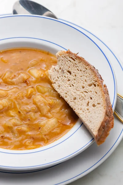 Sopa Cebolla Servida Con Rebanada Pan — Foto de Stock