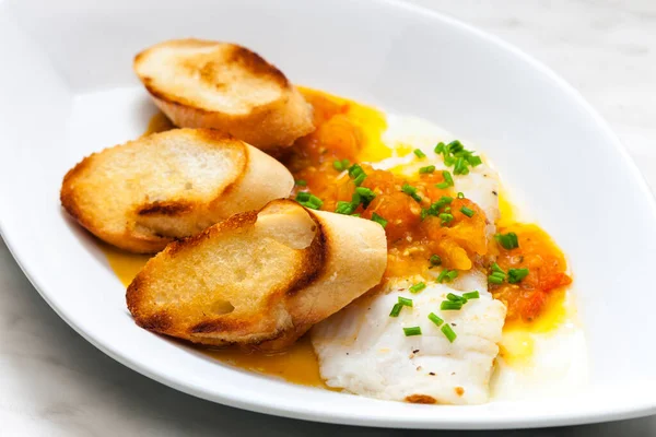 Biała Ryba Sosem Pomidorowym Pieczonymi Plastrami Bagietki — Zdjęcie stockowe