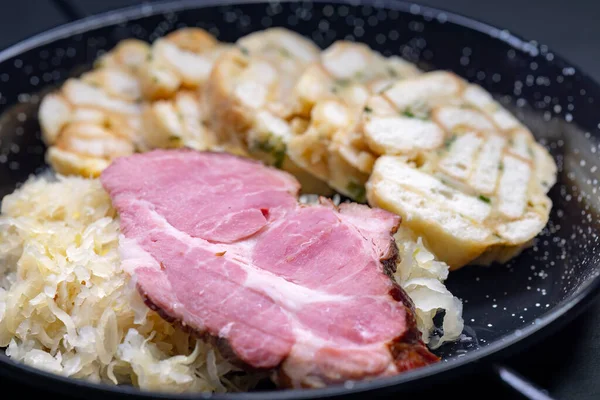 Räucherfleisch Serviert Mit Sauerkraut Und Knödel — Stockfoto