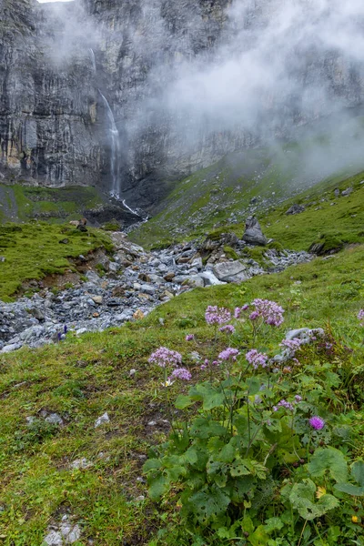 Typische Berglandschaft Mit Wasserfällen Schweizer Alpen Bei Klausenstrasse Spiringen Kanton — Stockfoto