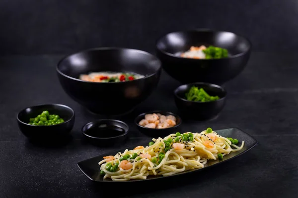 Různé Pokrmy Asijské Kuchyně Různými Druhy Nudlí Rýže Krevetami Zeleninou — Stock fotografie