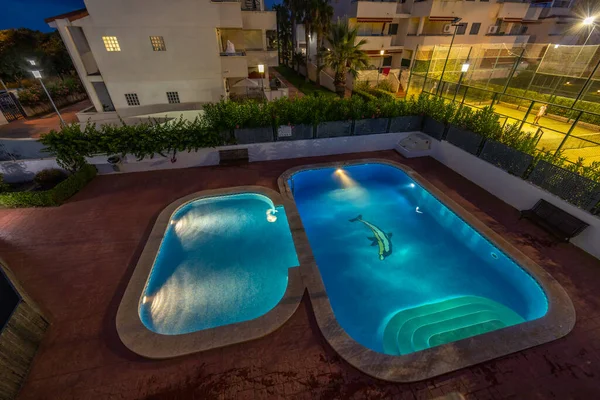 Verlichte Zwembaden Nachts — Stockfoto